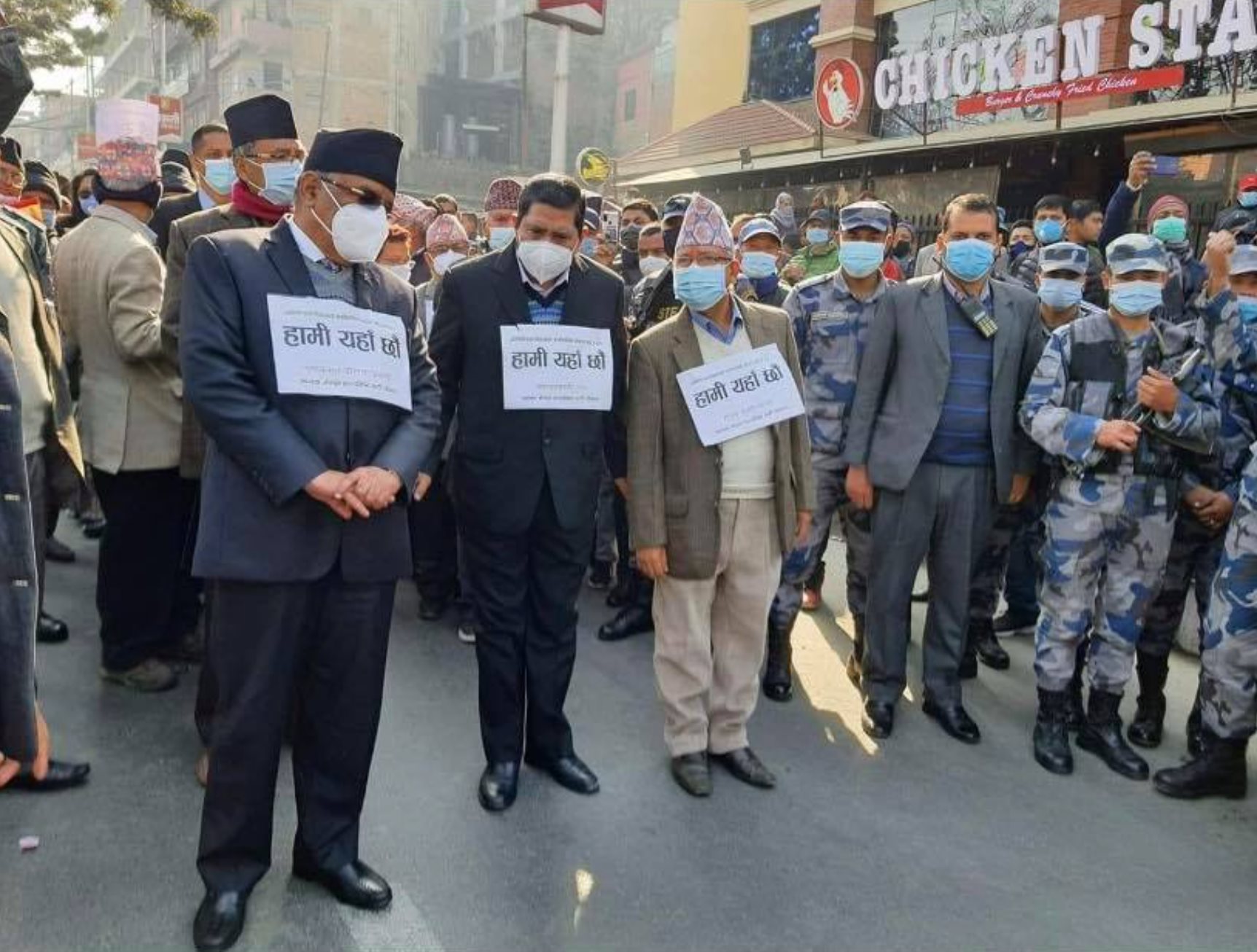 प्रतिनिधि सभा विघटन गरेको विरोधमा प्रचण्ड र नेपाल सडकमा 
